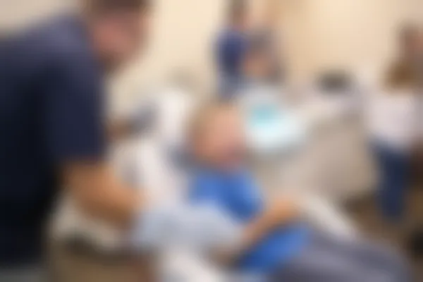 珠海海精灵口腔门诊部牙周治疗收费现仅需600元起，原价800元起，让您轻松享受健康口腔护理的优惠！
